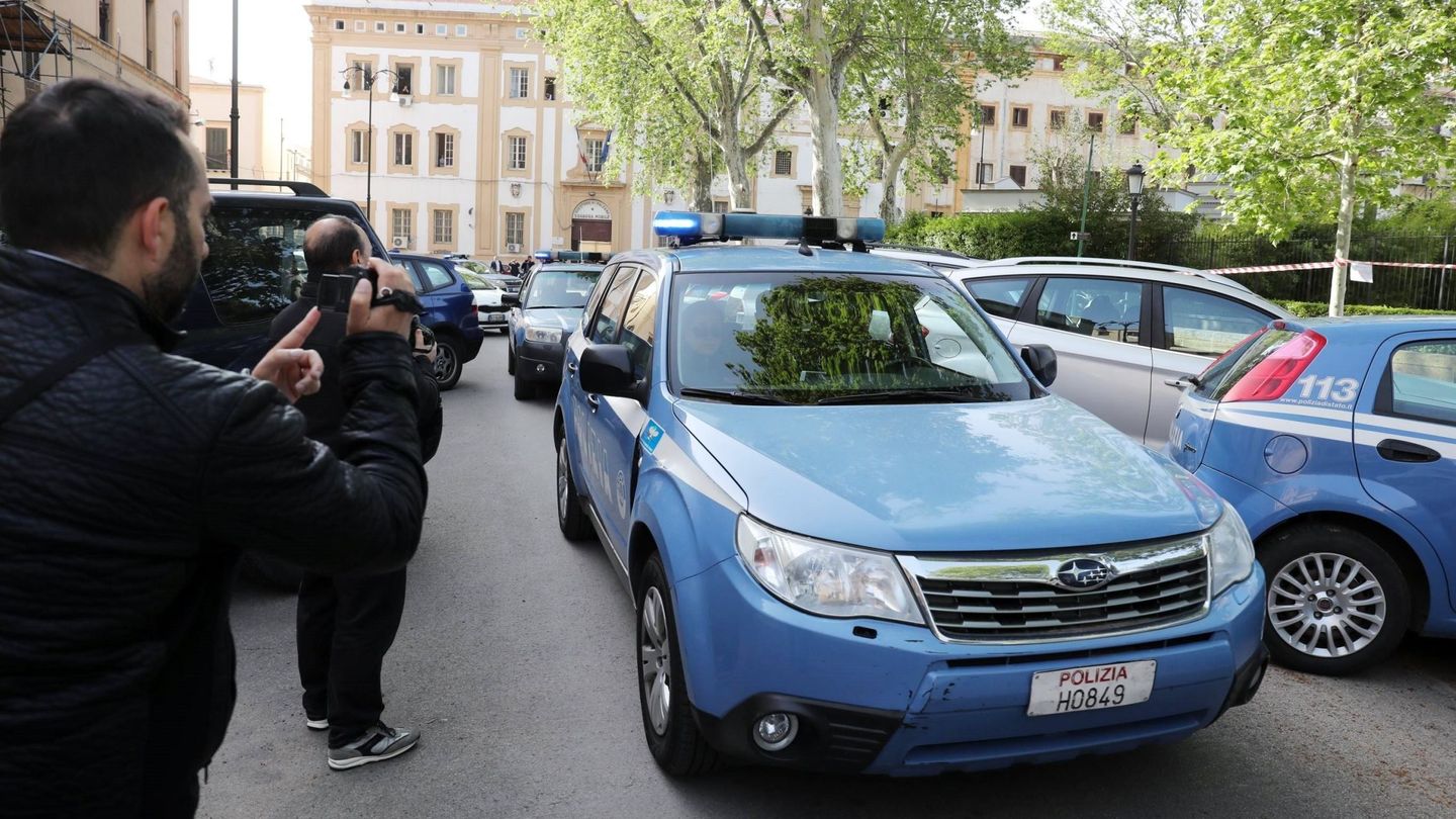 Varios coches de la Policía trasladan a detenidos de la Cosa Nostra. (EFE)