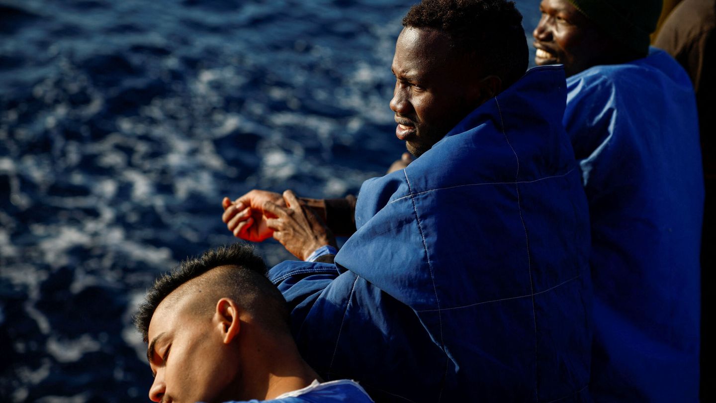 Migrantes llegan al puerto de Messina a bordo del Open Arms, en Sicilia, Italia. (Reuters/Juan Medina)