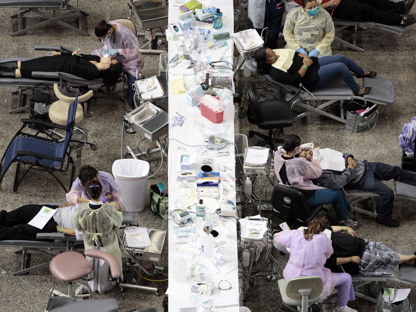 Pacientes reciben tratamiento dental gratuito en una clínica de CareNow, en Los Ángeles (Reuters).