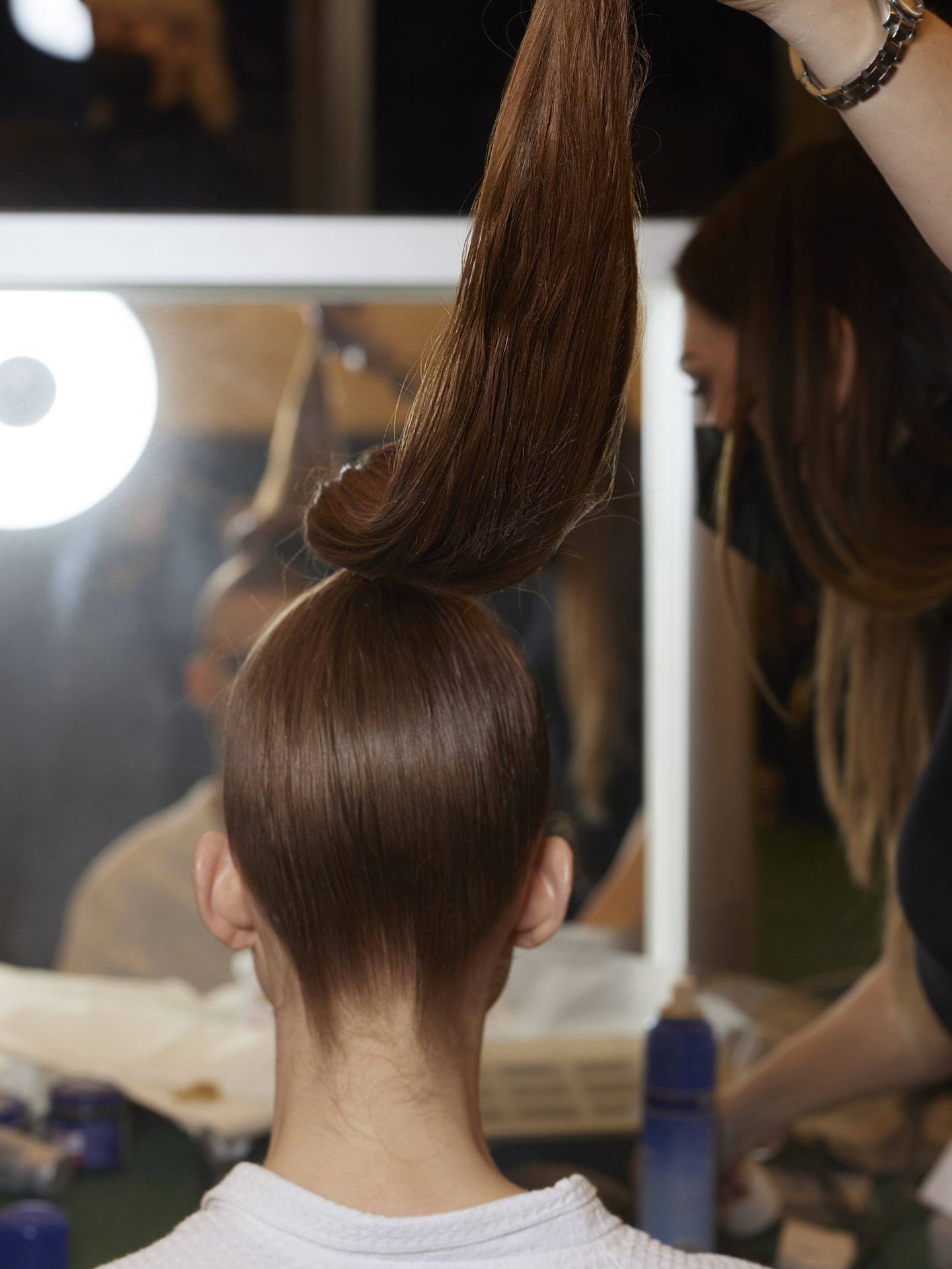 La tensión de una coleta puede dañar el cabello. Backstage del desfile Yanina Alta Costura S22. (Imaxtree/Filippo Fortis)