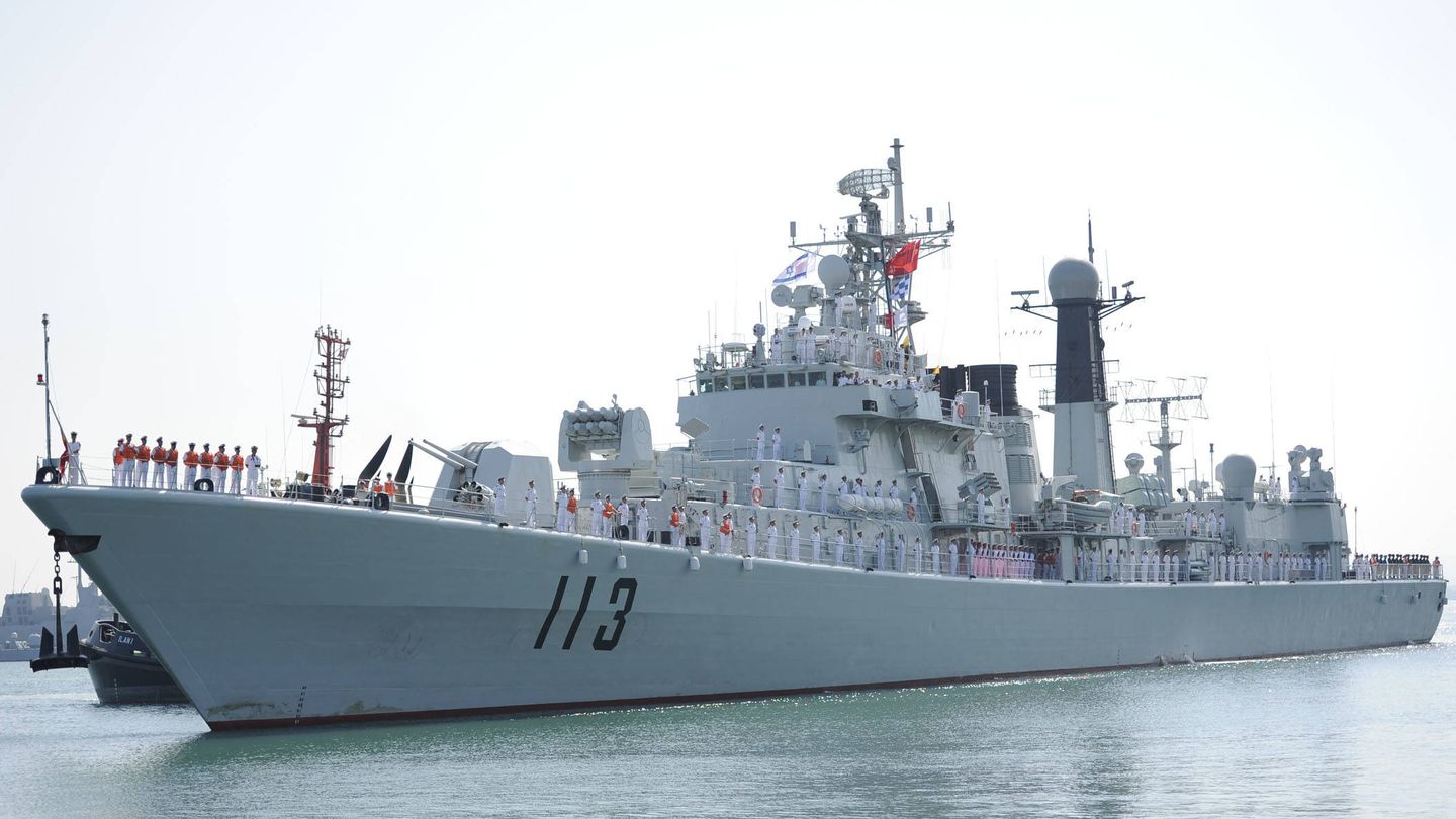 Destructor Qingdao del Type 052. (IDF)