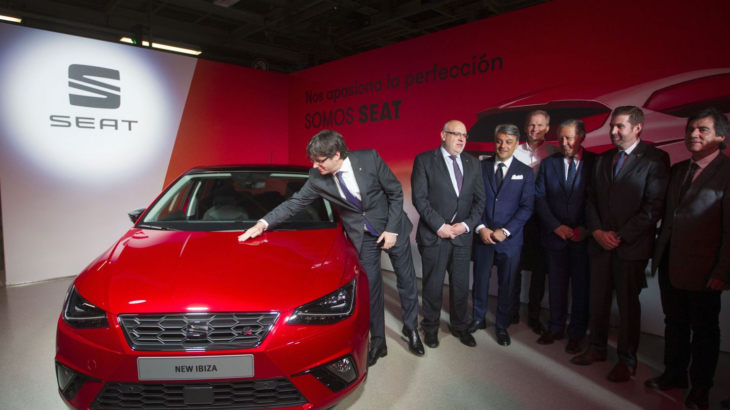 Carles Puigdemont junto Jordi Baiget (2i), el presidente de Seat, Luca de Meo (3i), y el director de la fábrica de Martorell, Steffen Reiche (4i). (EFE)