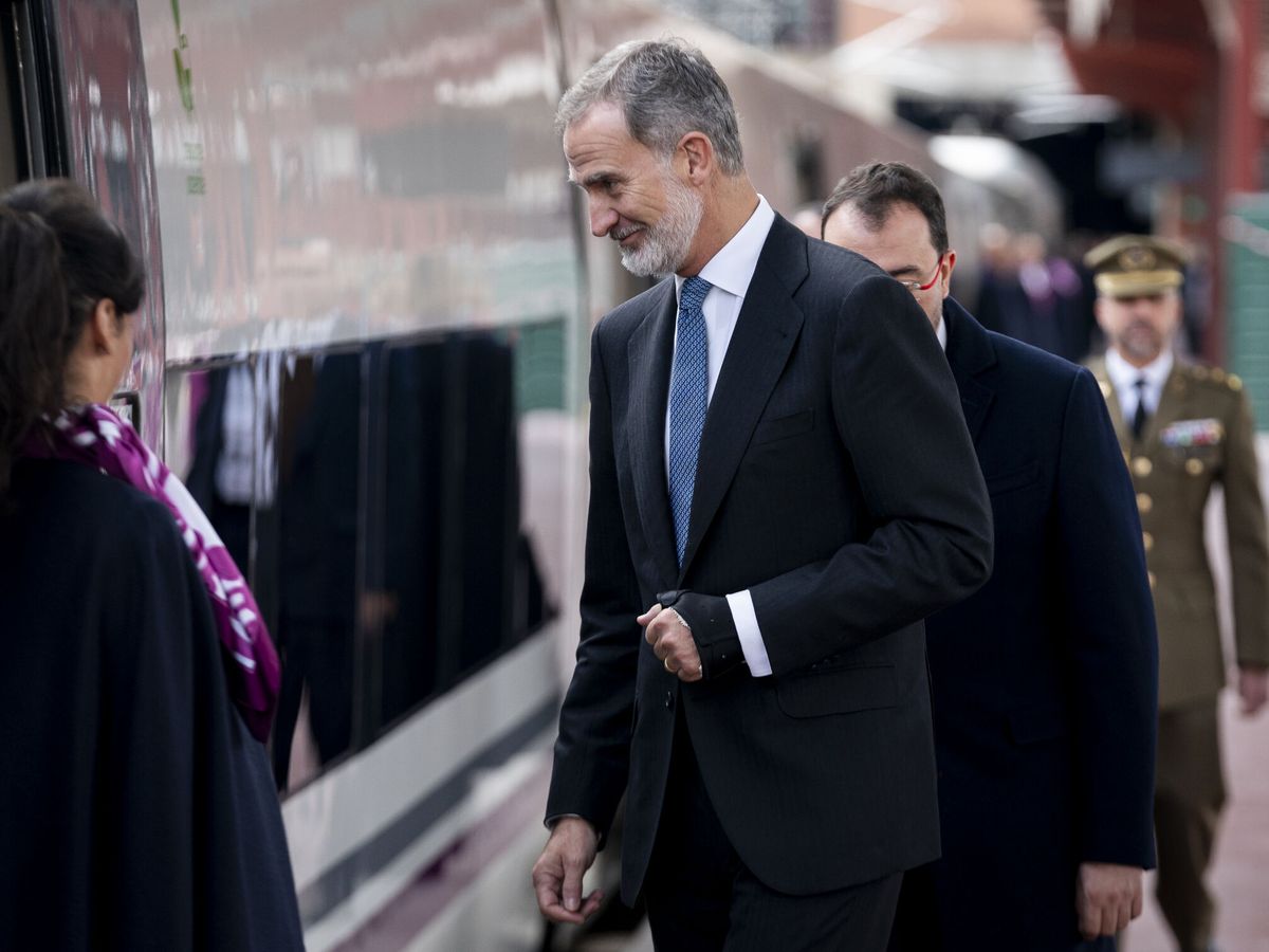 Foto: El rey Felipe VI a su llegada a realizar el viaje inaugural de la alta velocidad a Asturias. (Pérez Meca/Europa Press)