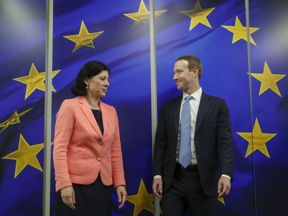 Foto: Zuckerberg y Jourová. (Reuters)