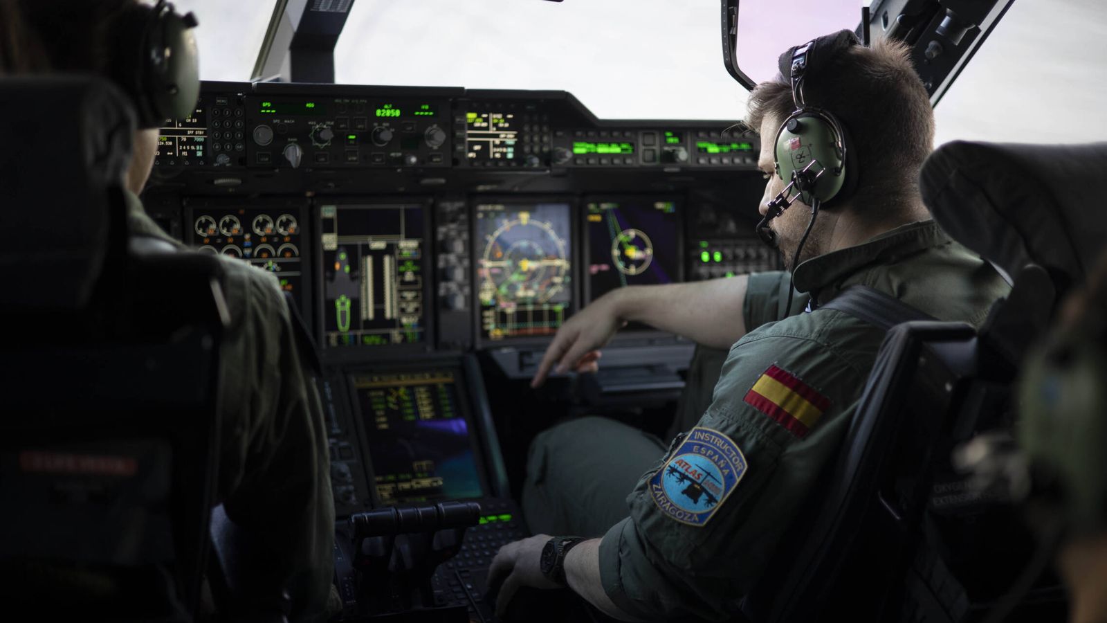 Foto: Uno de los 39 aviadores que operan los siete cazas F-18 desplegados en la base aérea de Mihail Kogalniceanu en Rumanía, el 23 de septiembre de 2026. (Lola García-Ajofrín)