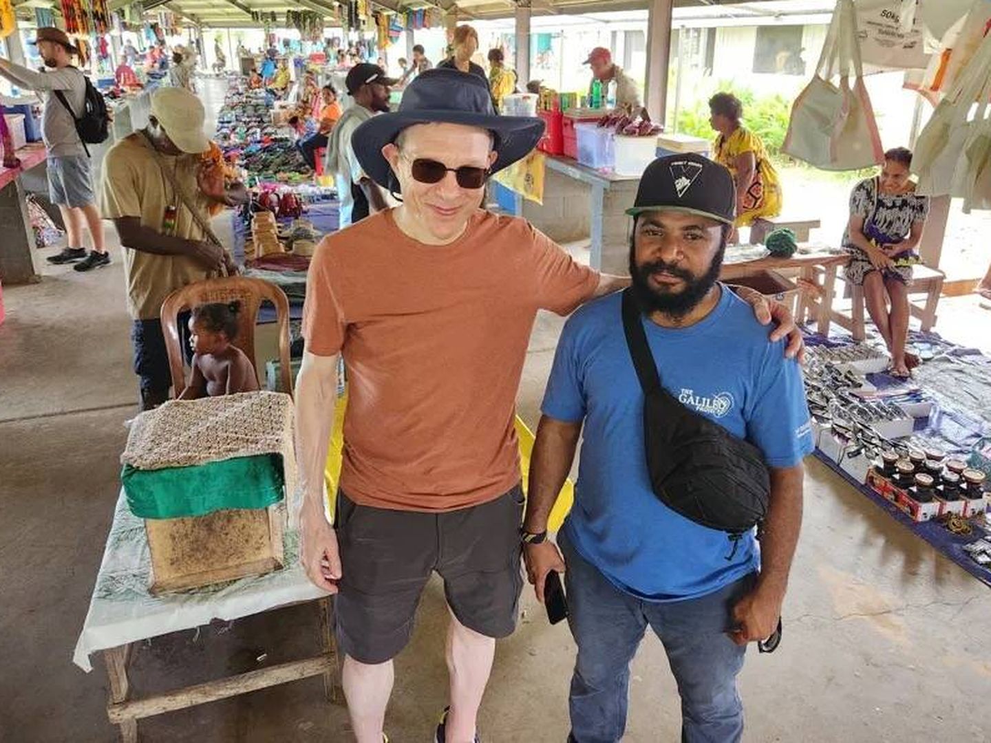 Allan Peter (derecha) y Avi Loeb en el mercado de Lorengau, en la isla de Manus. (Avi Loeb)