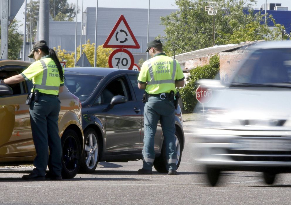 Foto:  Agentes de la Guardia Civil de Tráfico piden la documentación a los conductores (Efe)
