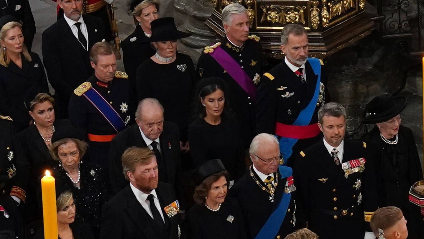 Los Reyes sentados junto a los eméritos en el funeral de Isabel II (GTres)