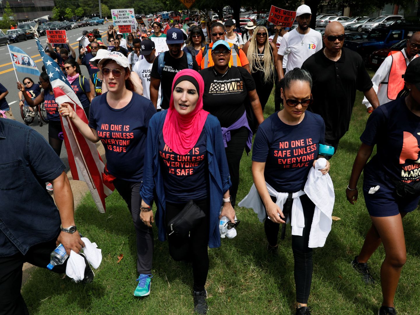 Marcha de protesta contra los tiroteos y la legislación sobre armas desde la sede de la NRA, en Fairfax, Virginia. (Reuters)