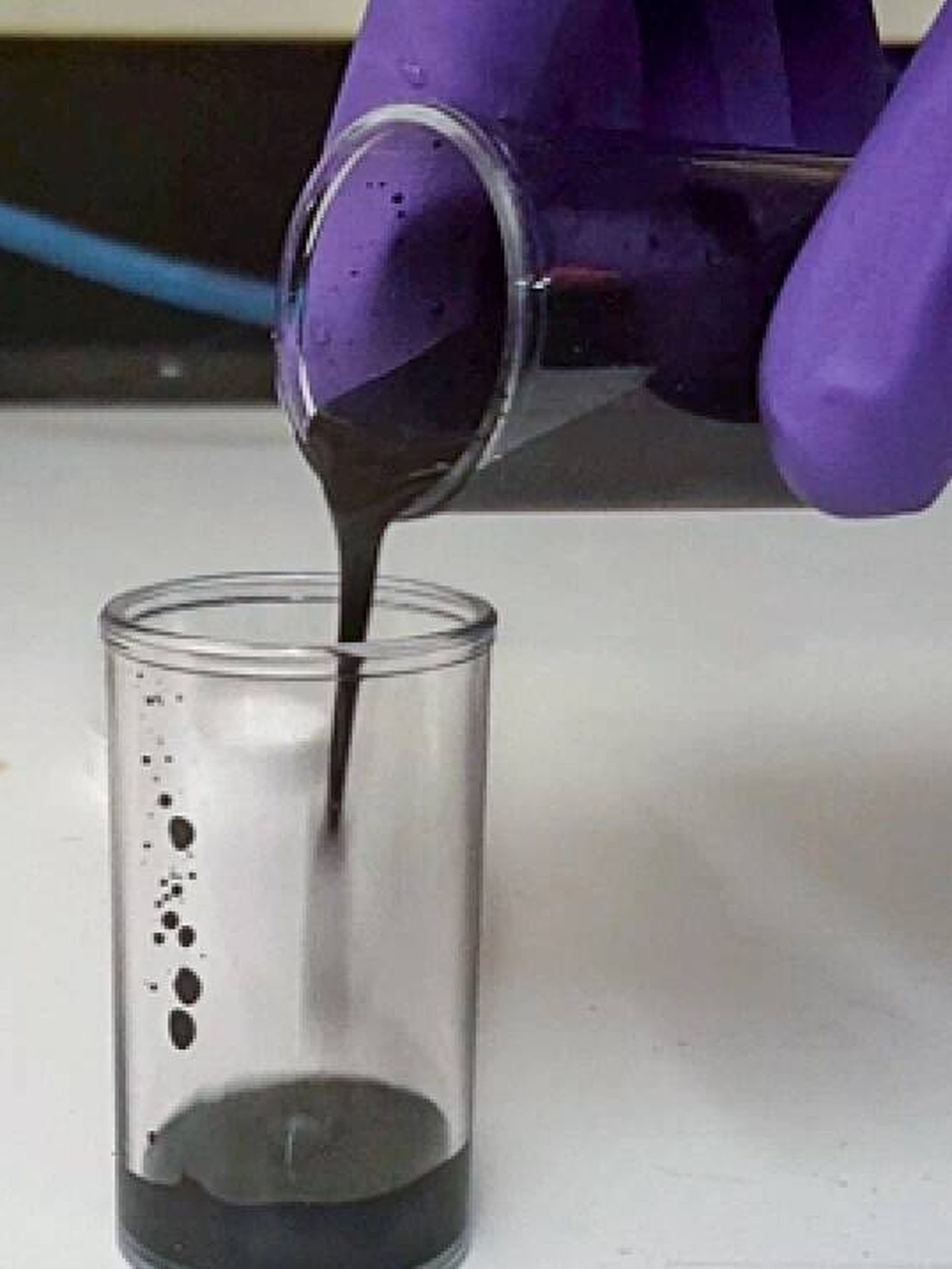 Este nuevo material está hecho de partículas de dióxido de manganeso y negro de carbón.  (MIT)