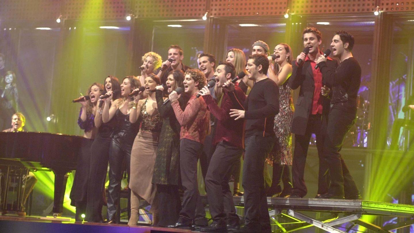Los concursantes de 'OT 1' interpretando 'Mi música es tu voz'. (TVE)