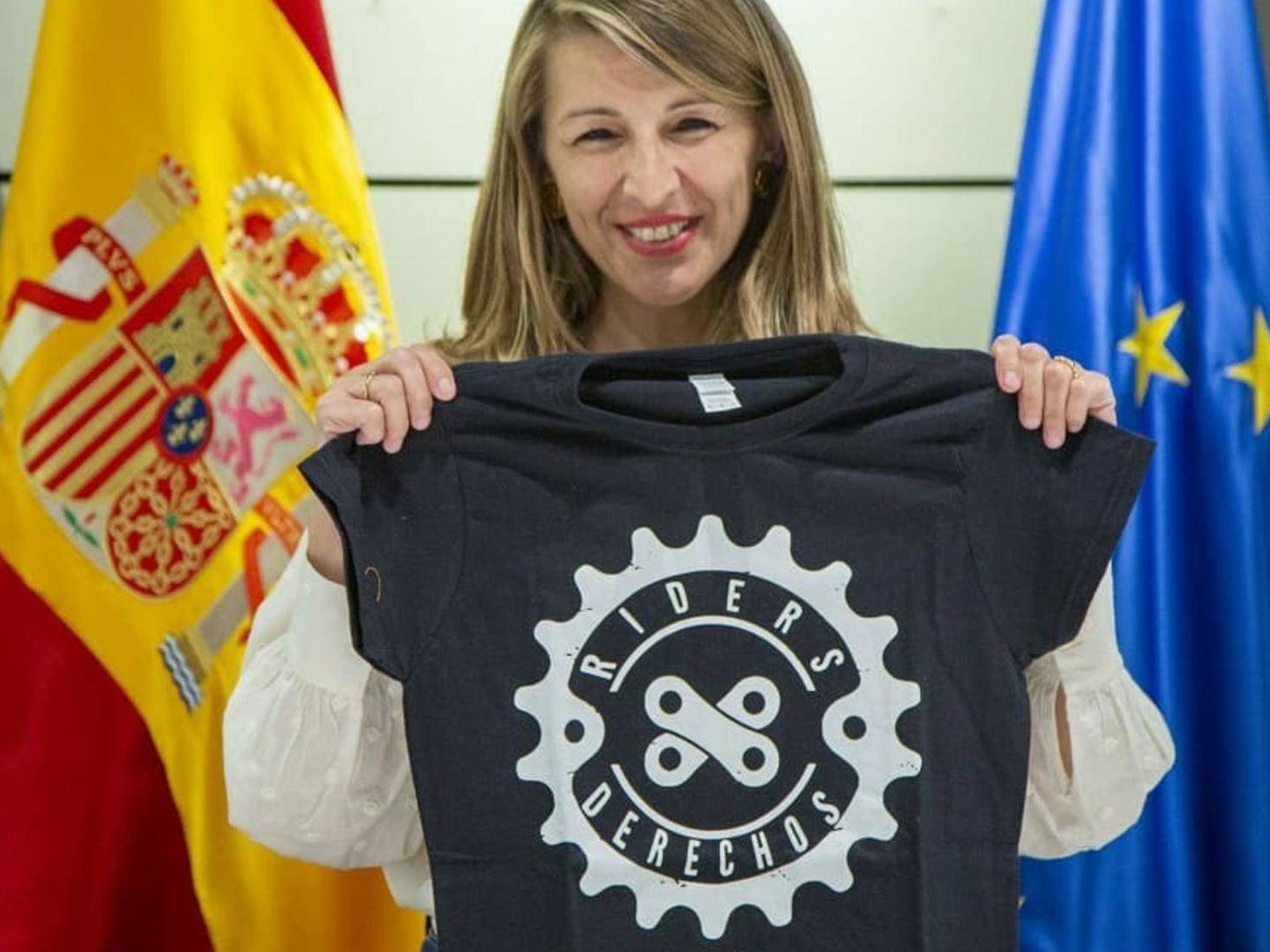 La ministra de Trabajo, Yolanda Díaz, en la sede del ministerio el pasado 1 de junio con la camiseta de RidersXDerechos. (RidersXDerechos)
