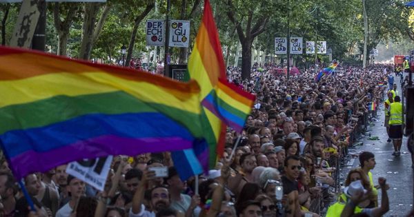 Foto: Desfile de las carrozas del Orgullo Gay de Madrid en 2017. (EFE)