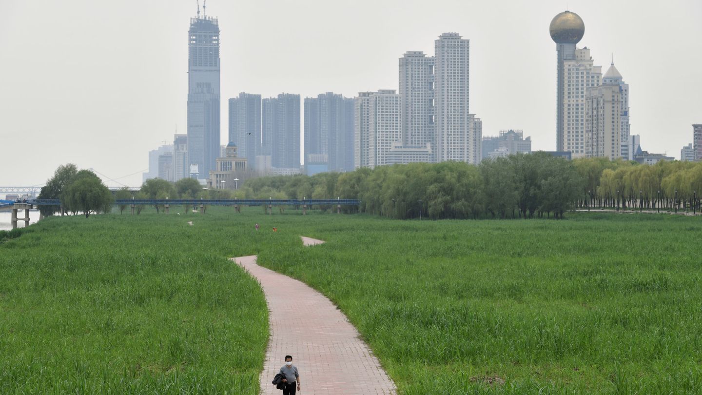 Un hombre pasea por Wuhan. (Reuters)