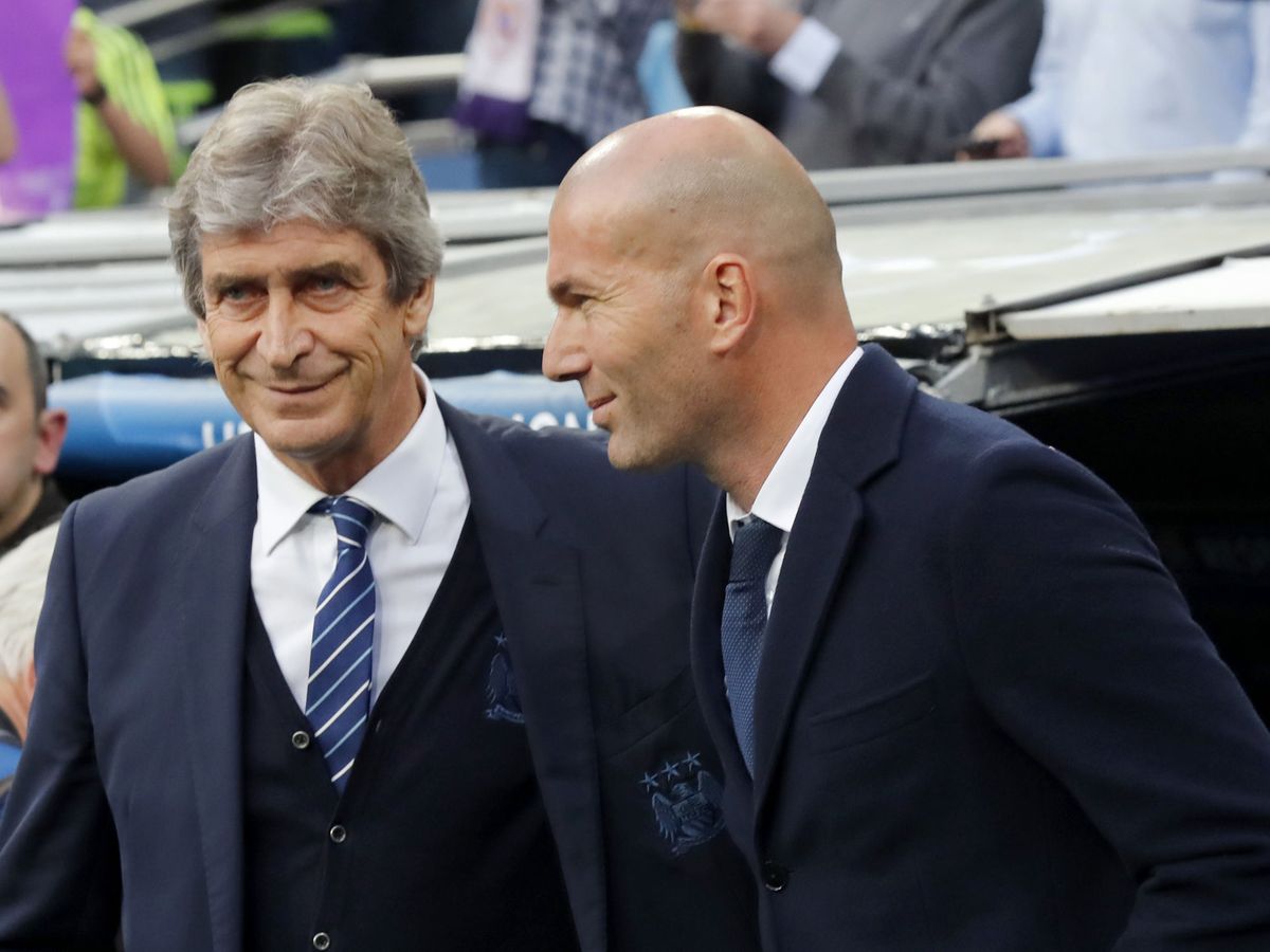 Foto: Pellegrini, actual técnico del Betis, junto a Zidane cuando se midió al Real Madrid con el Manchester City. (EFE)
