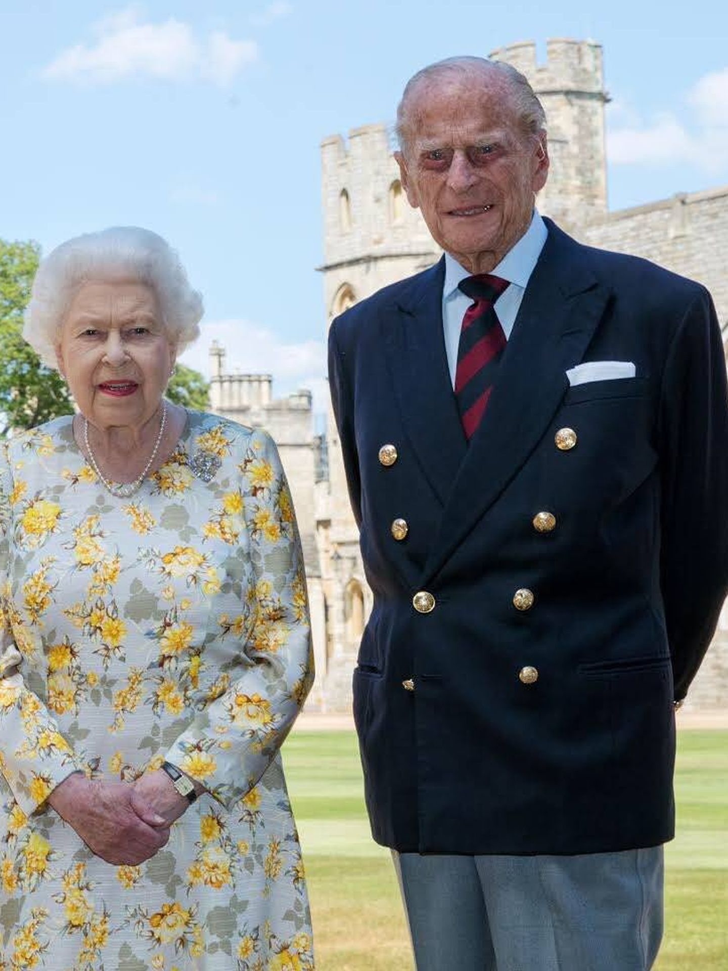 La reina Isabel y el duque de Edimburgo en los jardines de Windsor. (Buckingham Palace)