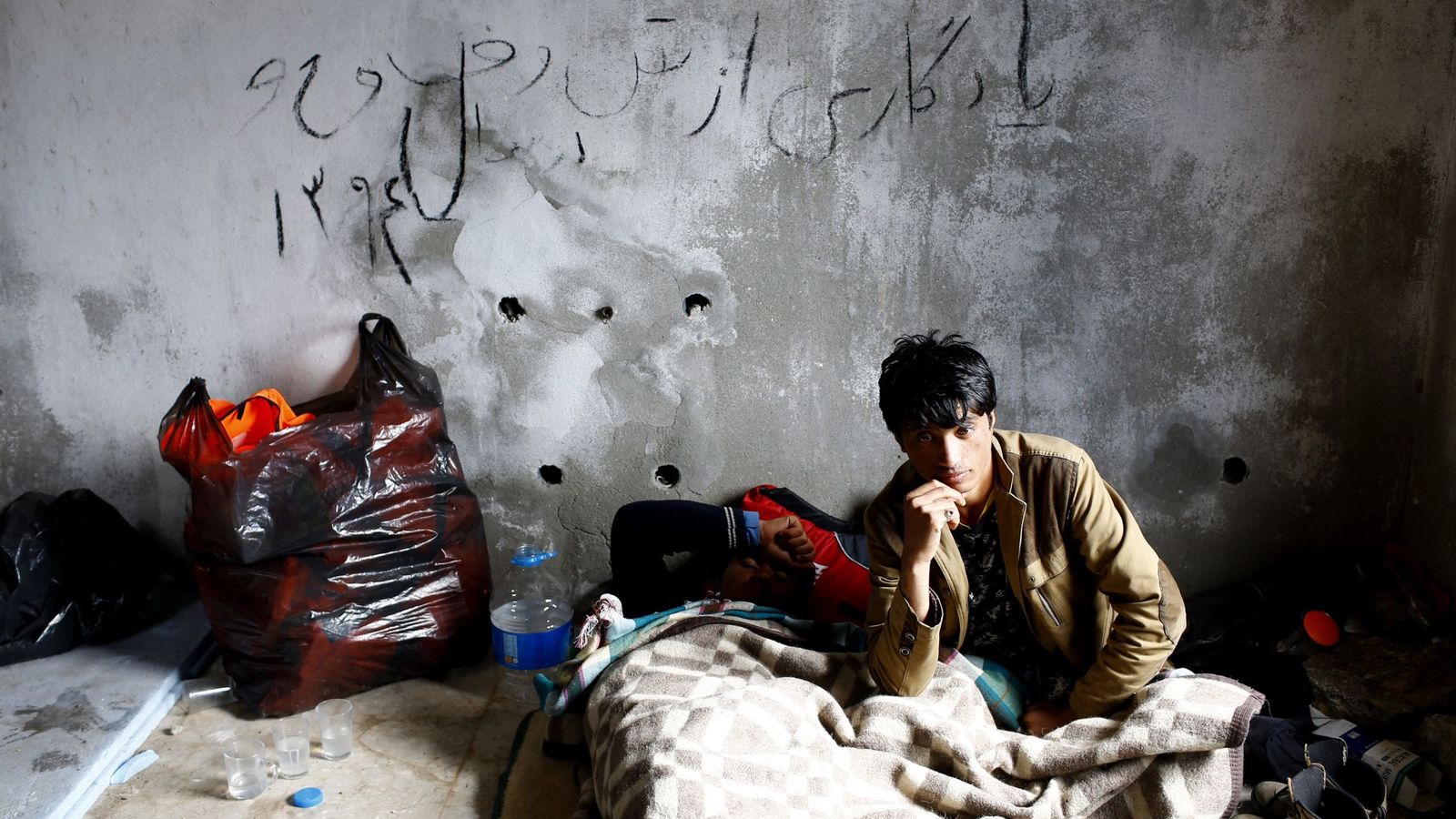 Foto: Un refugiado afgano en una casa abandonada turca. (EFE)