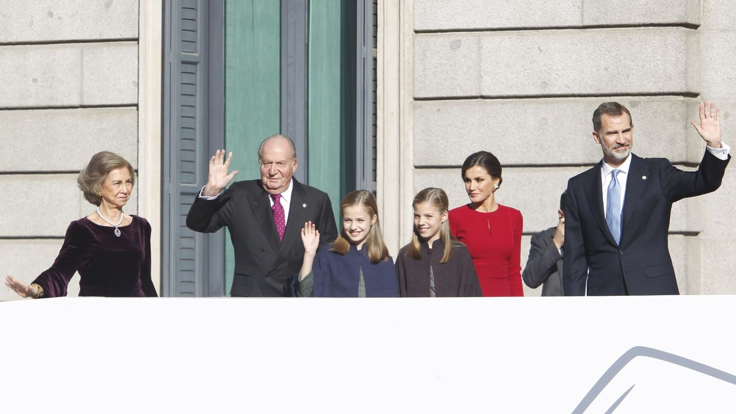 De izquierda a derecha: los Reyes eméritos, la princesa de Asturias, la infanta Leonor y los reyes Letizia y Felipe. (CP)