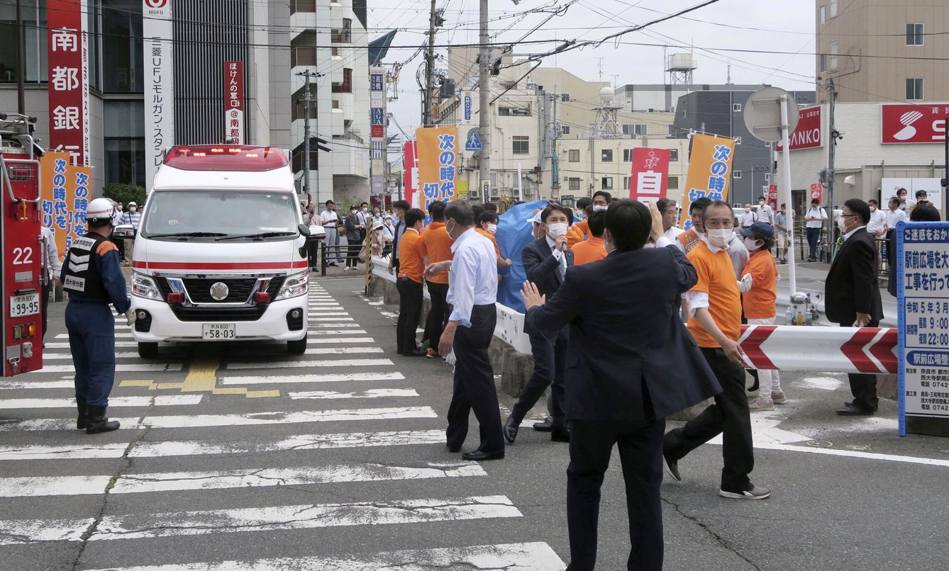 Una ambulancia atendiendo a Shinzo Abe tras ser disparado. (Reuters/Kyodo)