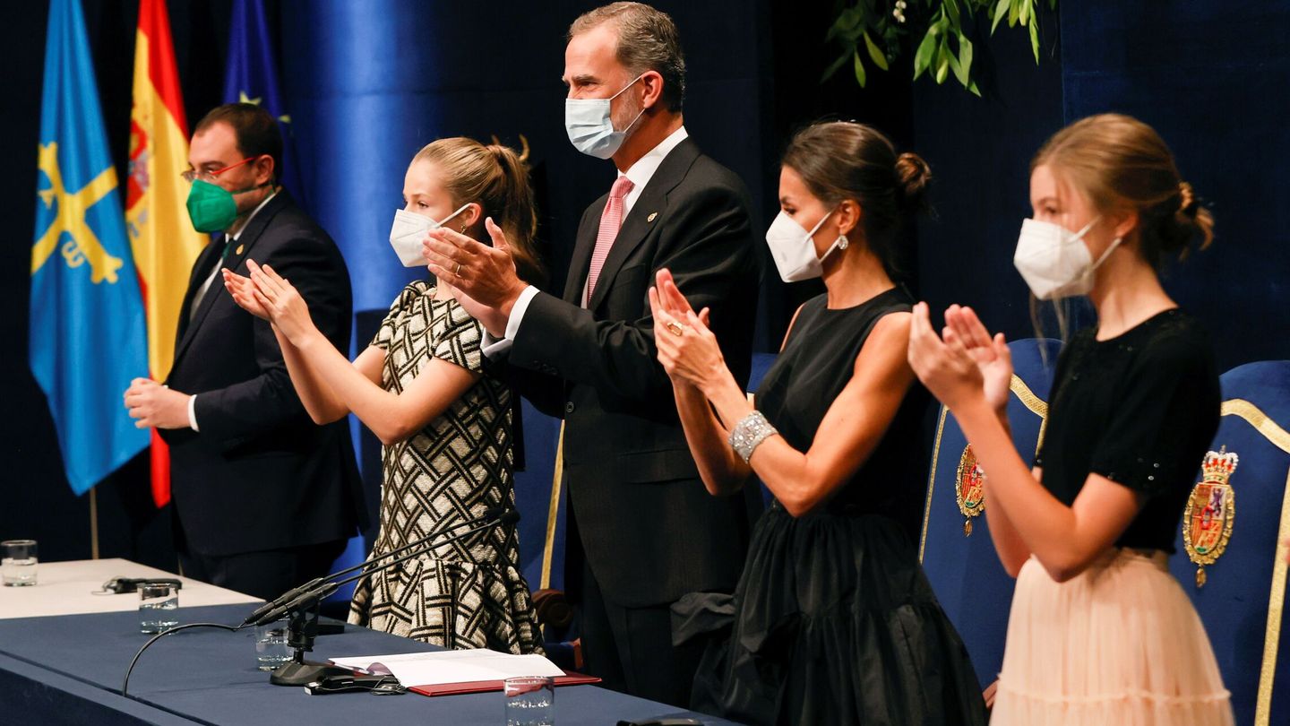 Los Reyes y sus hijas, en la entrega de los Premios Princesa de Asturias. (EFE)