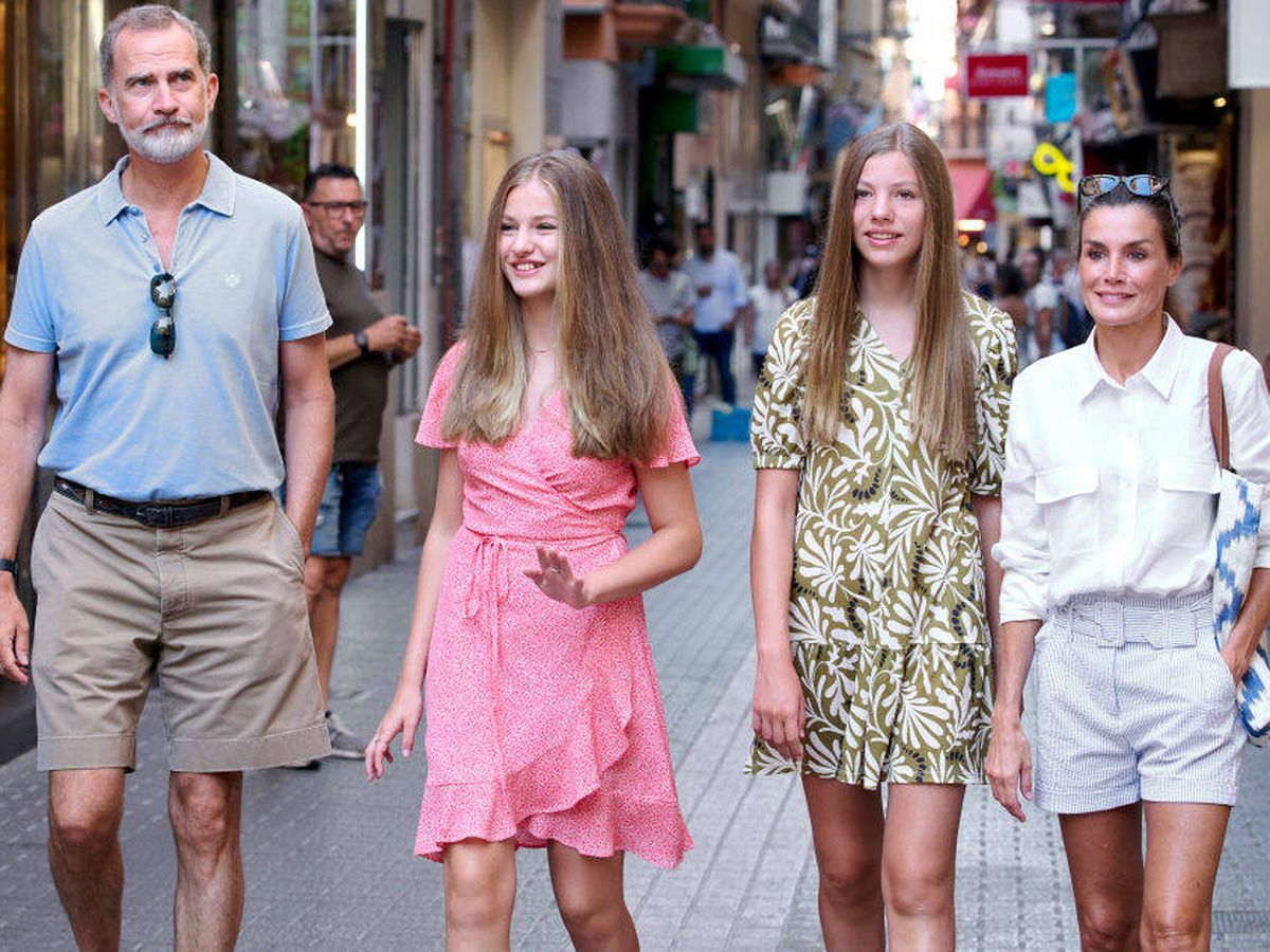 Foto: Los Reyes, con sus hijas paseando por las calles de Palma. (Getty/Carlos Álvarez)