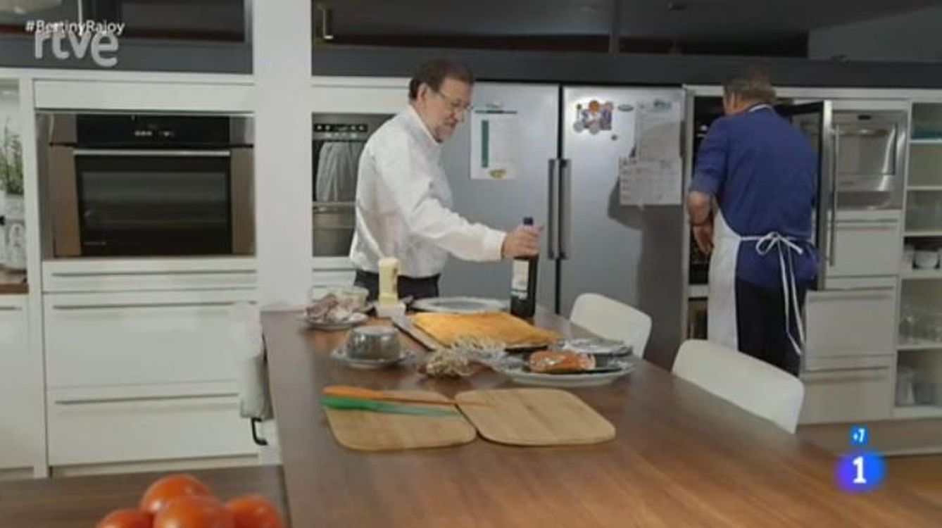Mariano Rajoy y Bertín Osborne en la cocina
