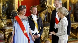 Del español de Macron a 'La bola negra' de los Javis y un brindis por Leonor y Sofía: las sorpresas de la cena de gala en el Palacio Real