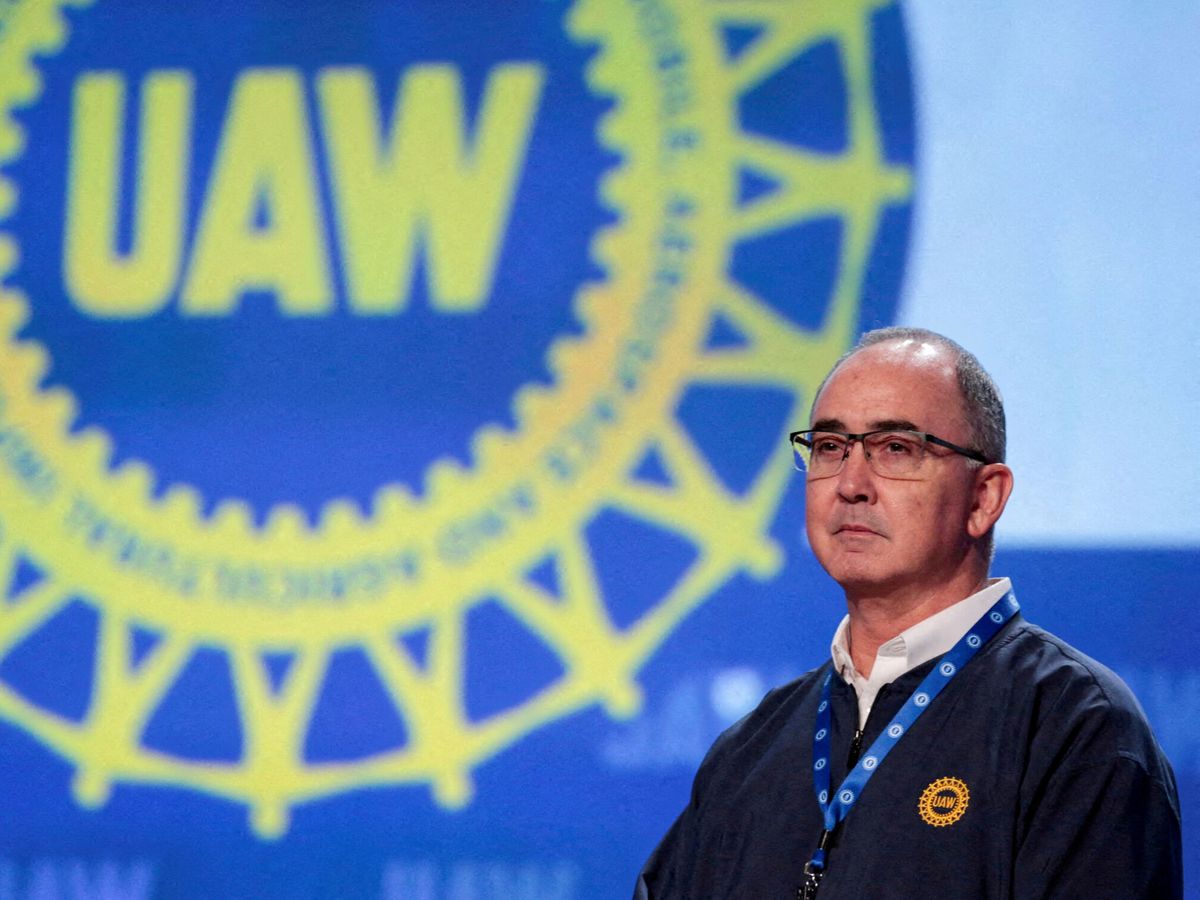 Foto: Shawn Fain, el presidente del sindicato que representa a los trabajadores del sector del automóvil en EEUU. (Reuters/Rebecca Cook)