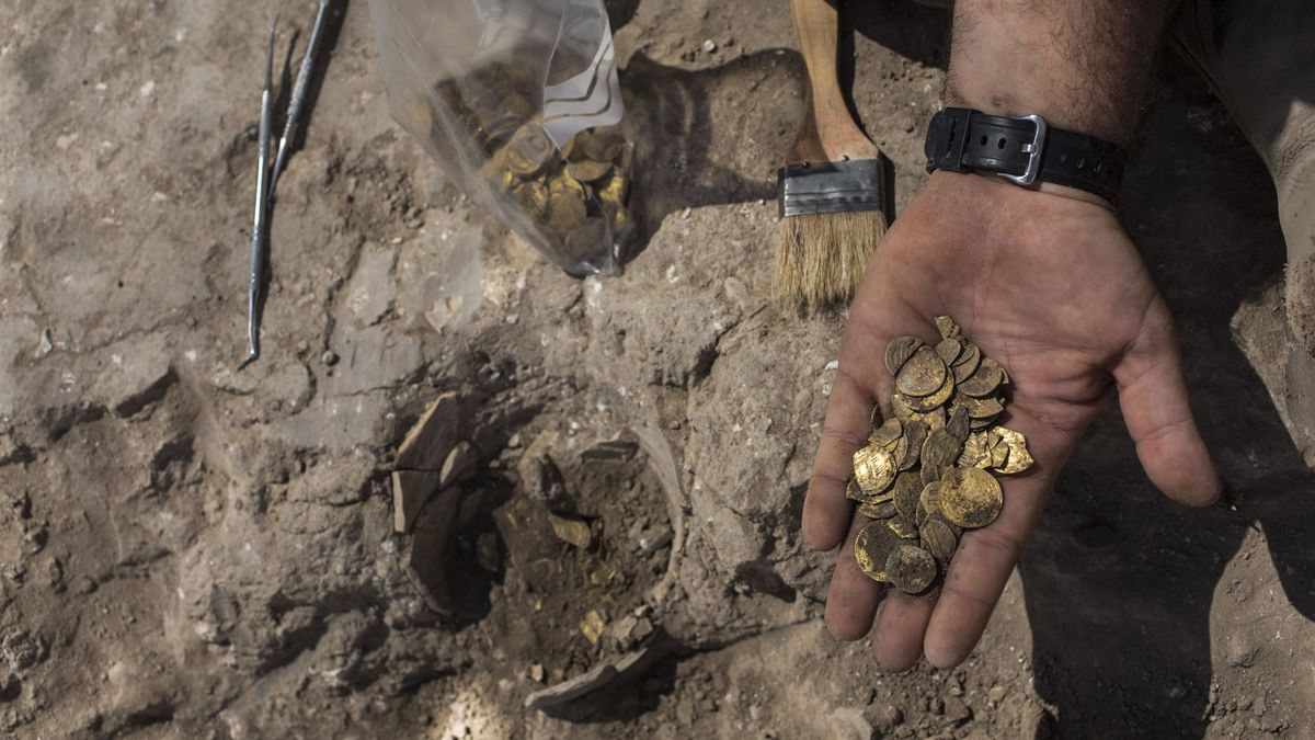 Dos jóvenes encuentran en Israel un tesoro de monedas de oro de hace 1.100 años