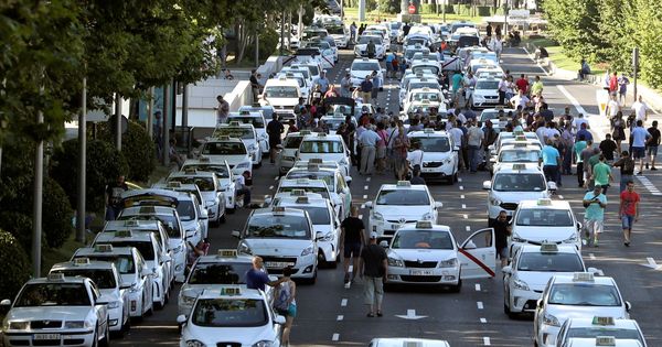 Foto: Protestas de los taxistas hoy en Madrid. (EFE)