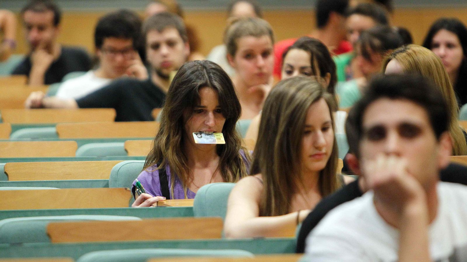 Foto: Varios estudiantes en una facultad. (Efe)