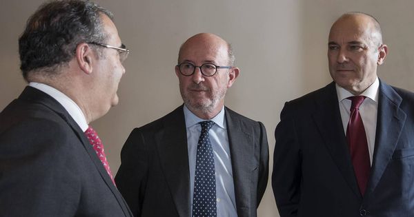 Foto: De izda. a dcha. Ángel Ron, Emilio Saracho y Pedro Larena, exdirectivos del Popular. (Europa Press)