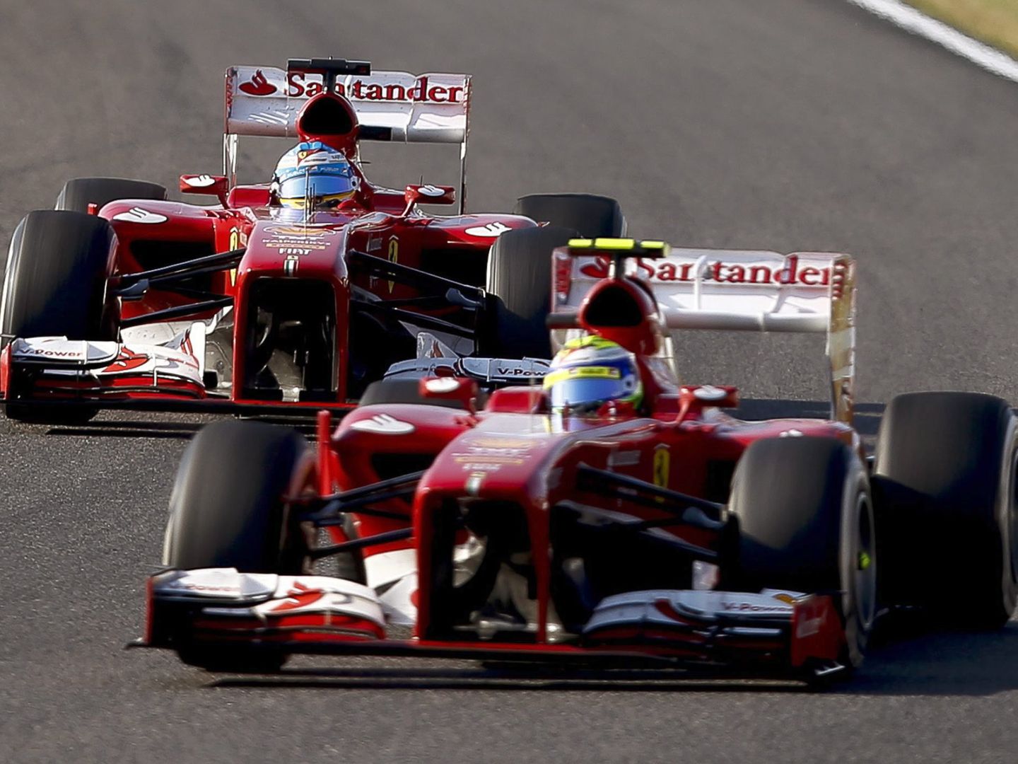 Fernando Alonso y Felipe Massa en acción con el Ferrari de 2013. (EFE)