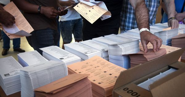 Foto: Votantes eligen sus papeletas en las elecciones generales del 26 de junio de 2016 en Madrid. (EFE)