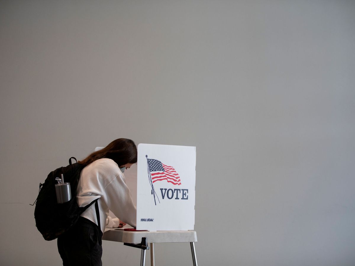 Foto: Una persona ejerce su derecho al voto anticipado en Michigan. (Reuters)