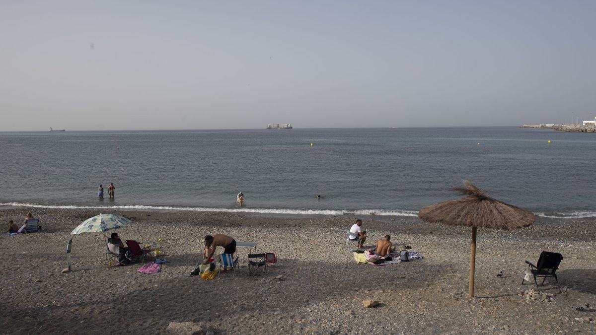 Detectan restos de fuel en zonas de la costa de Ceuta tras el derrame del buque mercante