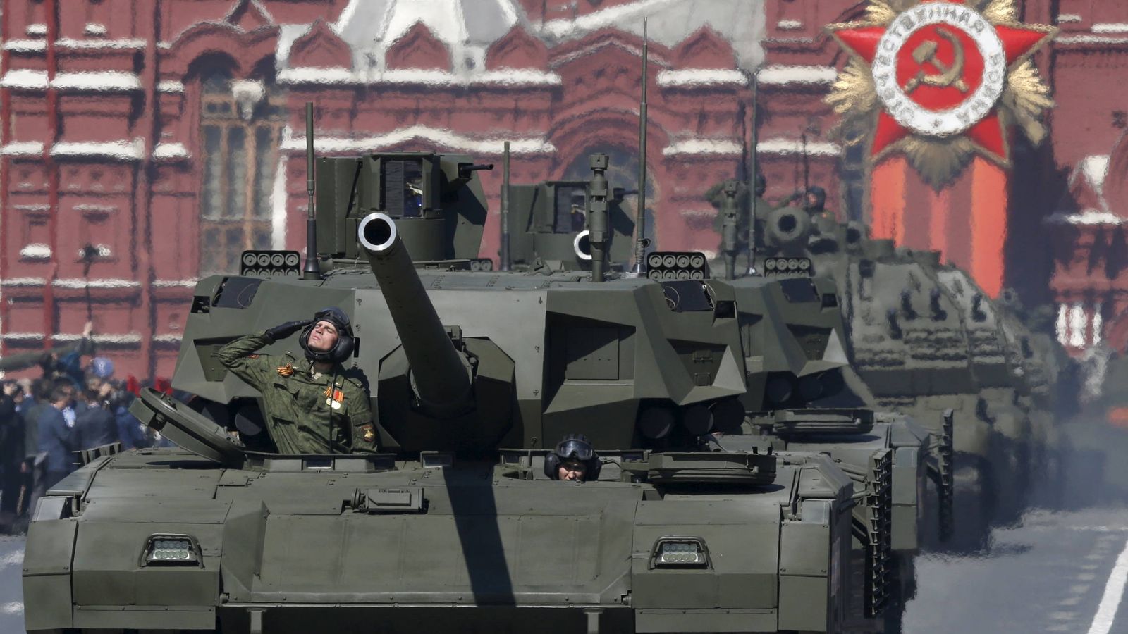 Foto: Una columna de T-14 Armata desfila en Moscú. (Reuters)