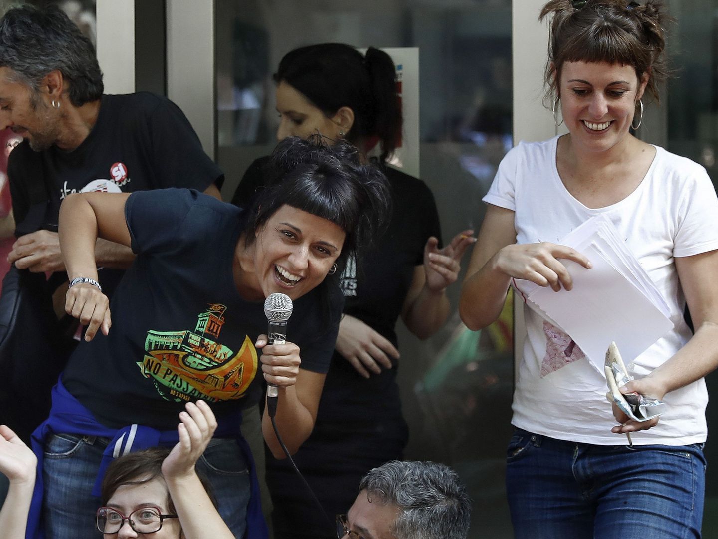 Las diputadas de la CUP, Anna Gabriel (i) y Mireia Vehí (d), saludan a la gente durante una de las concentraciones. (EFE)