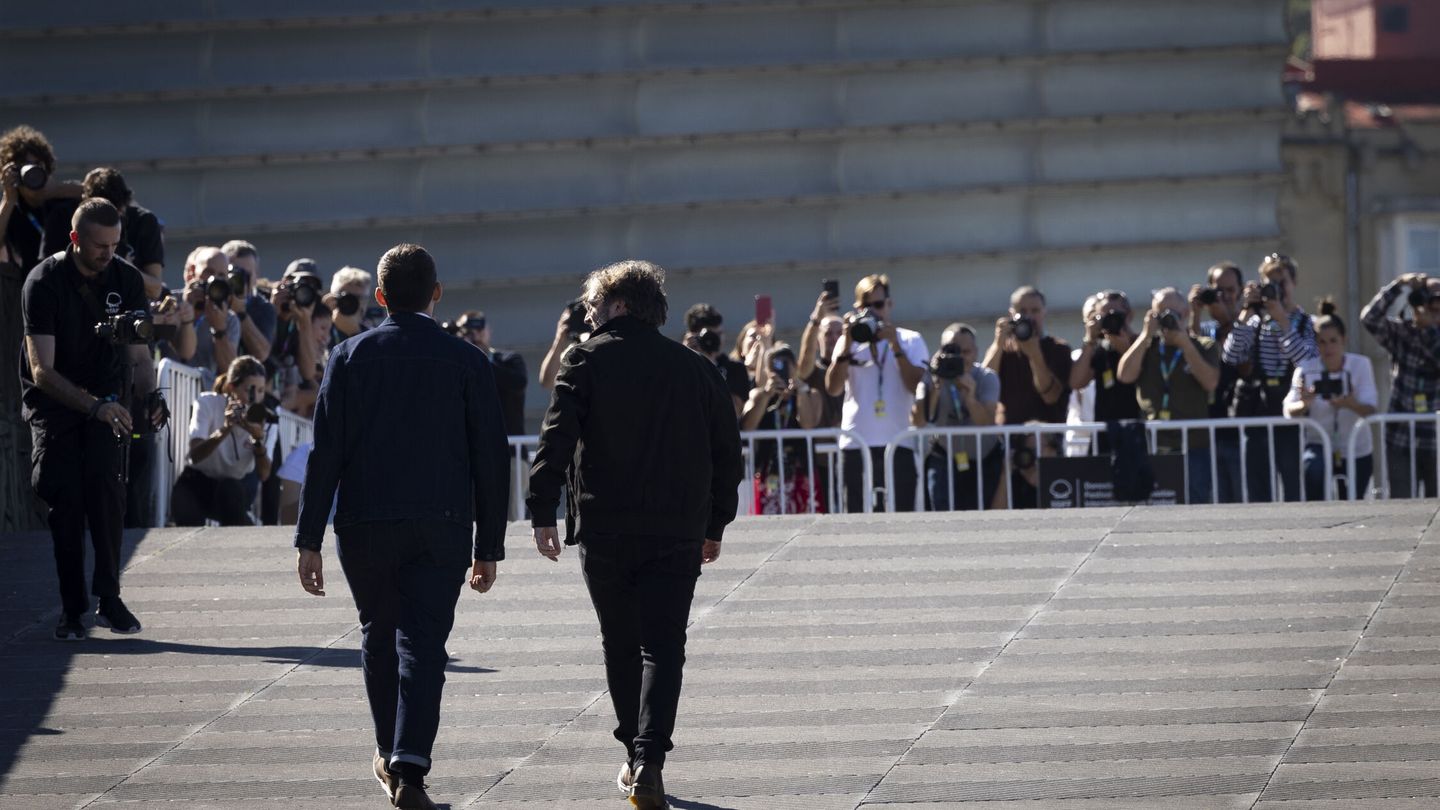 El periodista Jordi Évole camina junto a su compañero Márius Sánchez. (EFE /Javier Etxezarreta)