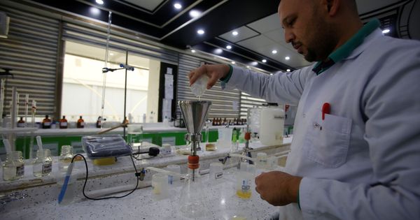 Foto: Investigador en azúcares refinados el pasado 21 de noviembre (Khalid al-Mousily / Reuters)