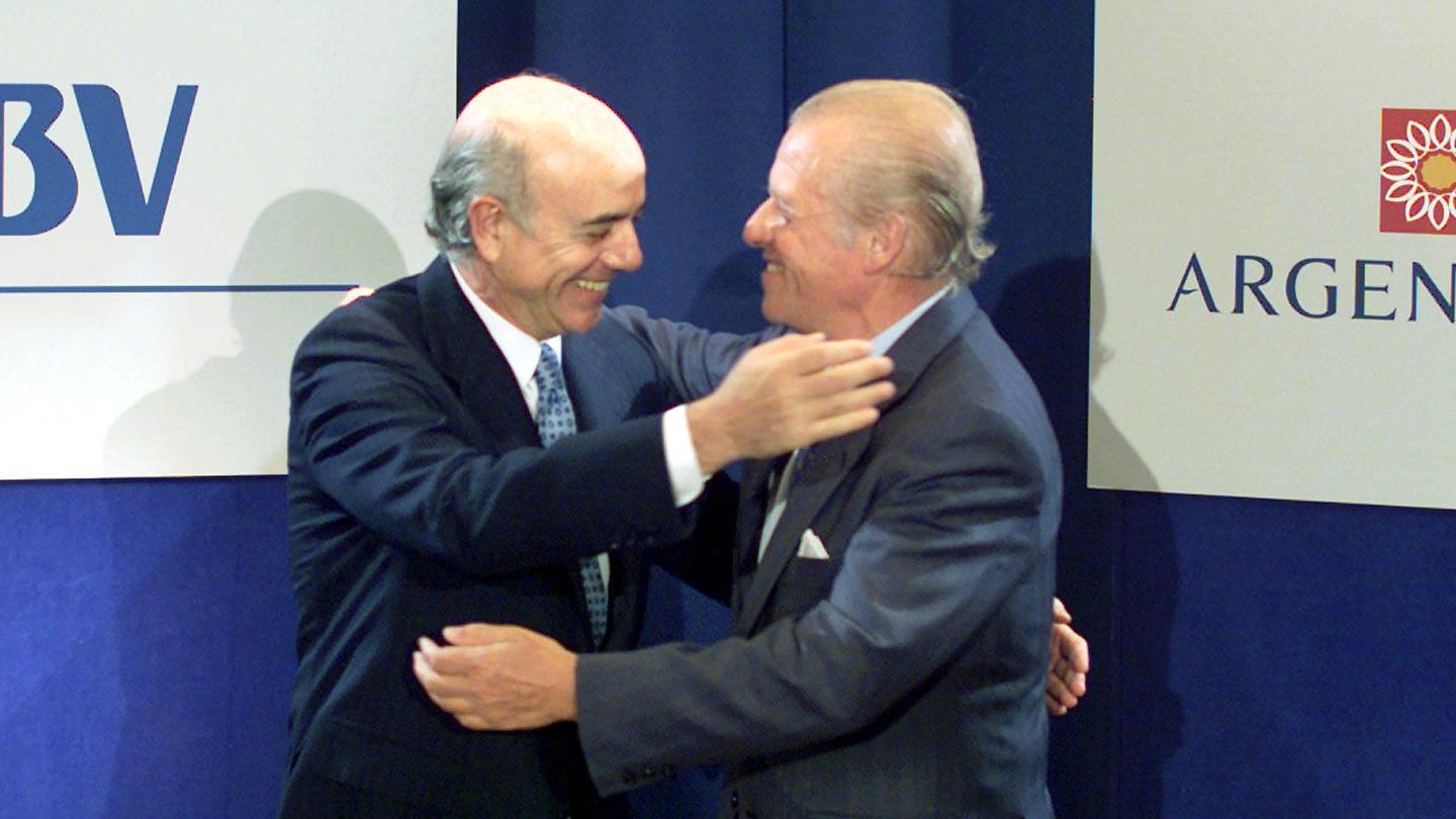 Emilio Ybarra y Francisco González tras la fusión de BBV y Argentira en 1999. (Reuters)