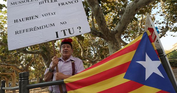 Foto: Un hombre se manifiesta a favor del referéndum. (Reuters)