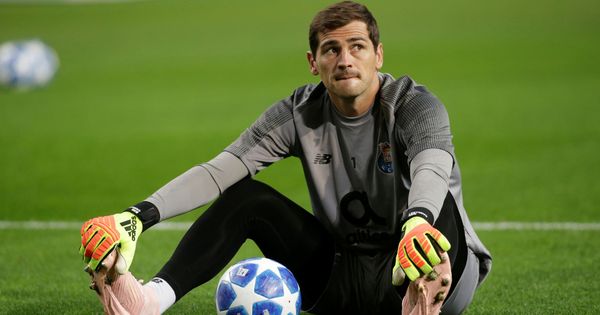 Foto: Iker Casillas, pensativo, durante el calentamiento previo al partido de Champions entre su club y el Galatasaray. (Reuters)