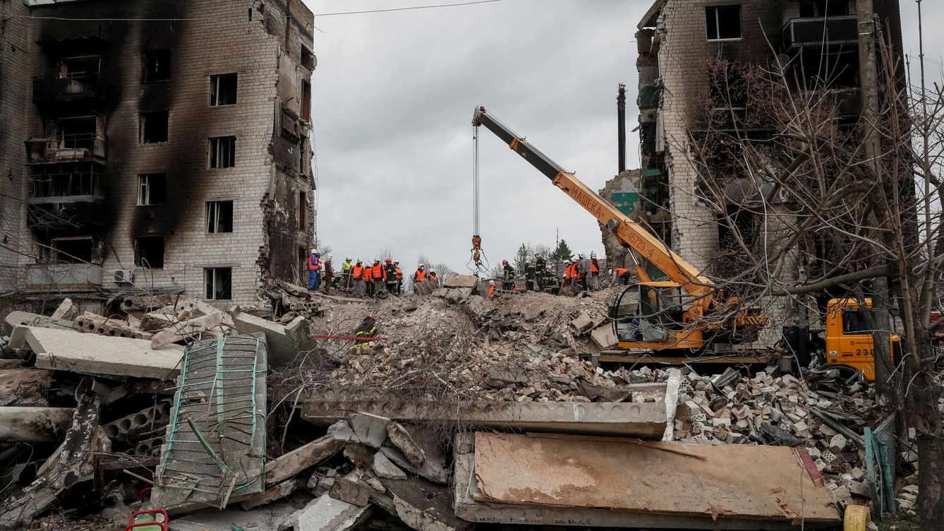 Foto: Equipos de rescate trabajan entre los restos de un edificio residencial, destruido por los bombardeos rusos en Borodyanka. (Reuters/Gleb Garanich)