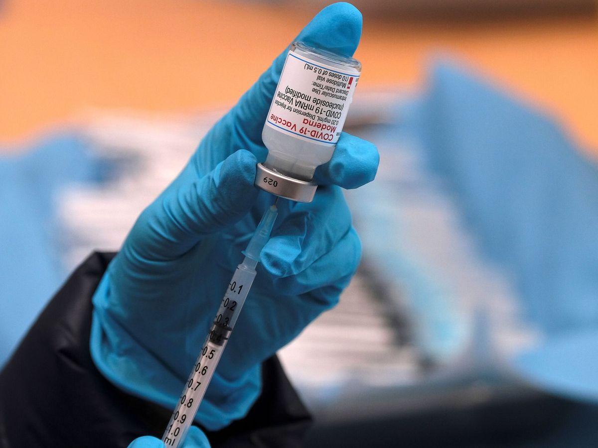 Foto: Un sanitario prepara una dosis de la vacuna de Moderna. (Paco Paredes/EFE)