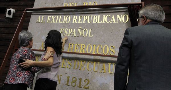 Foto: Vista general de la inscripción con letras de oro en conmemoración del exilio republicano español. (EFE)