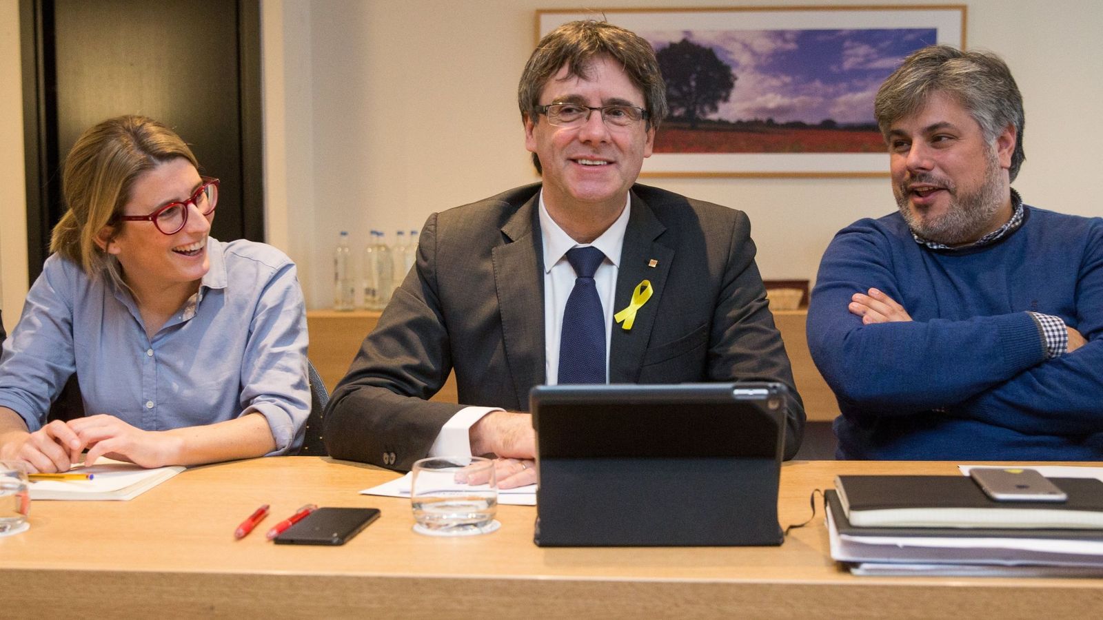 Foto: Carles Puigdemont junto a Elsa Artadi y el diputado Albert Batet. (Efe) 