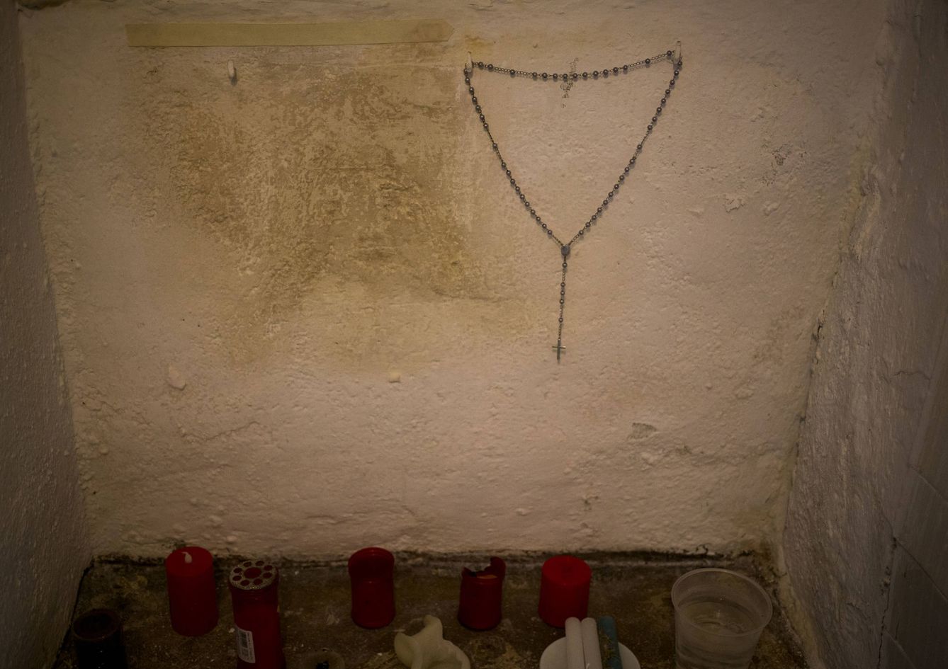 Un rosario junto a a una de las 'caras de Bélmez'. (Foto: Fernando Ruso)