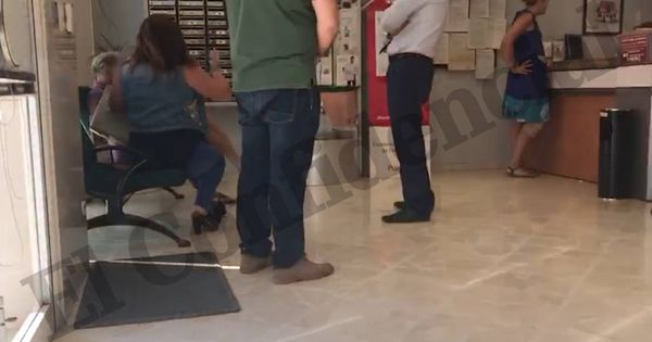Foto: Clientes del Banco Popular se quejan en la sucursal (ElConfidencial)