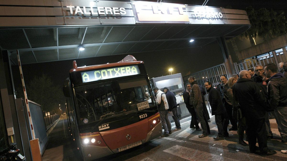 Valencia prohíbe fumar en las marquesinas de las paradas de autobús